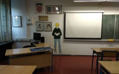 FILIP ČITA, KLARA SJEDI I SLUŠA